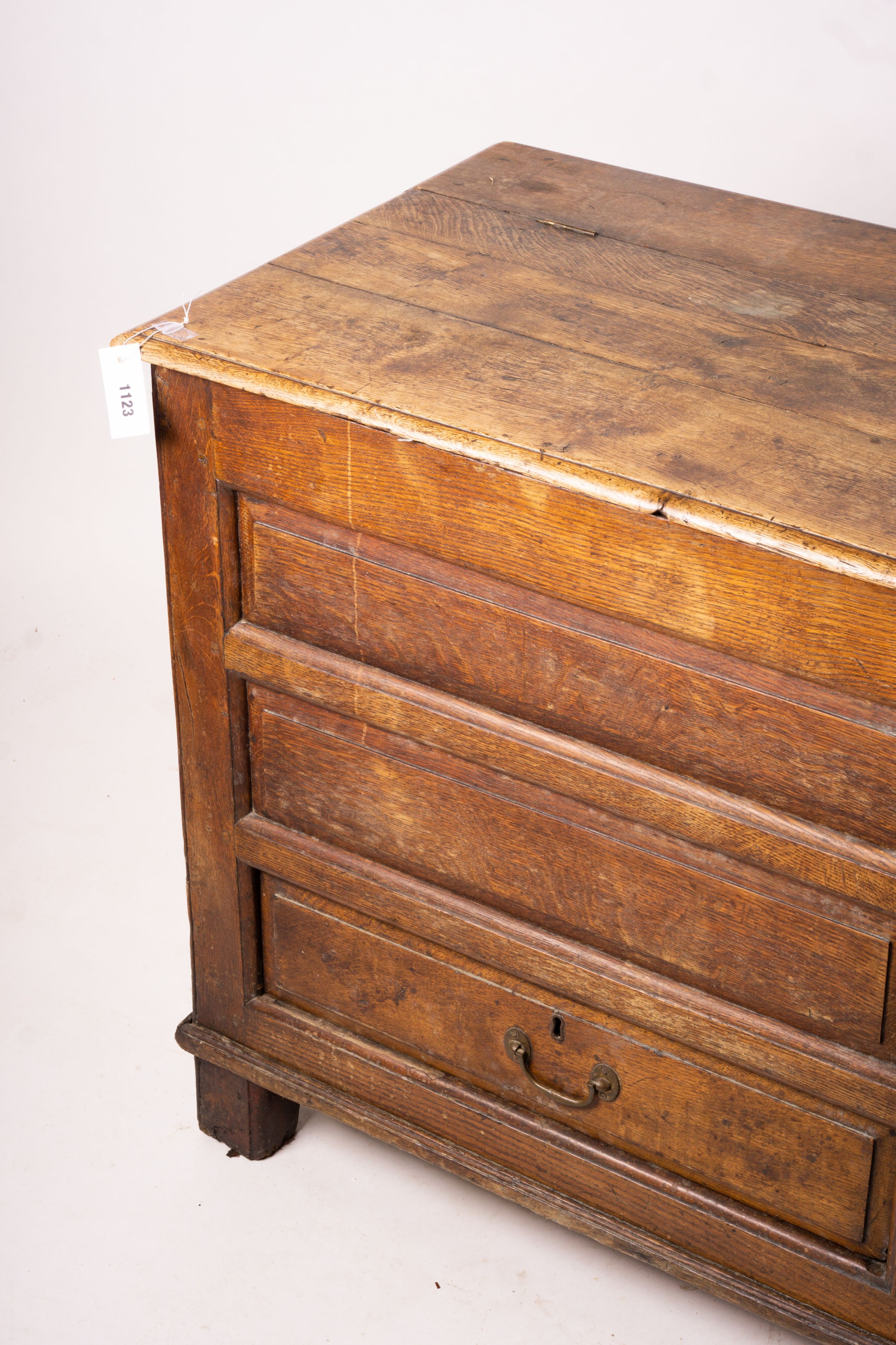 An 18th century oak mule chest, length 150cm, depth 56cm, height 80cm